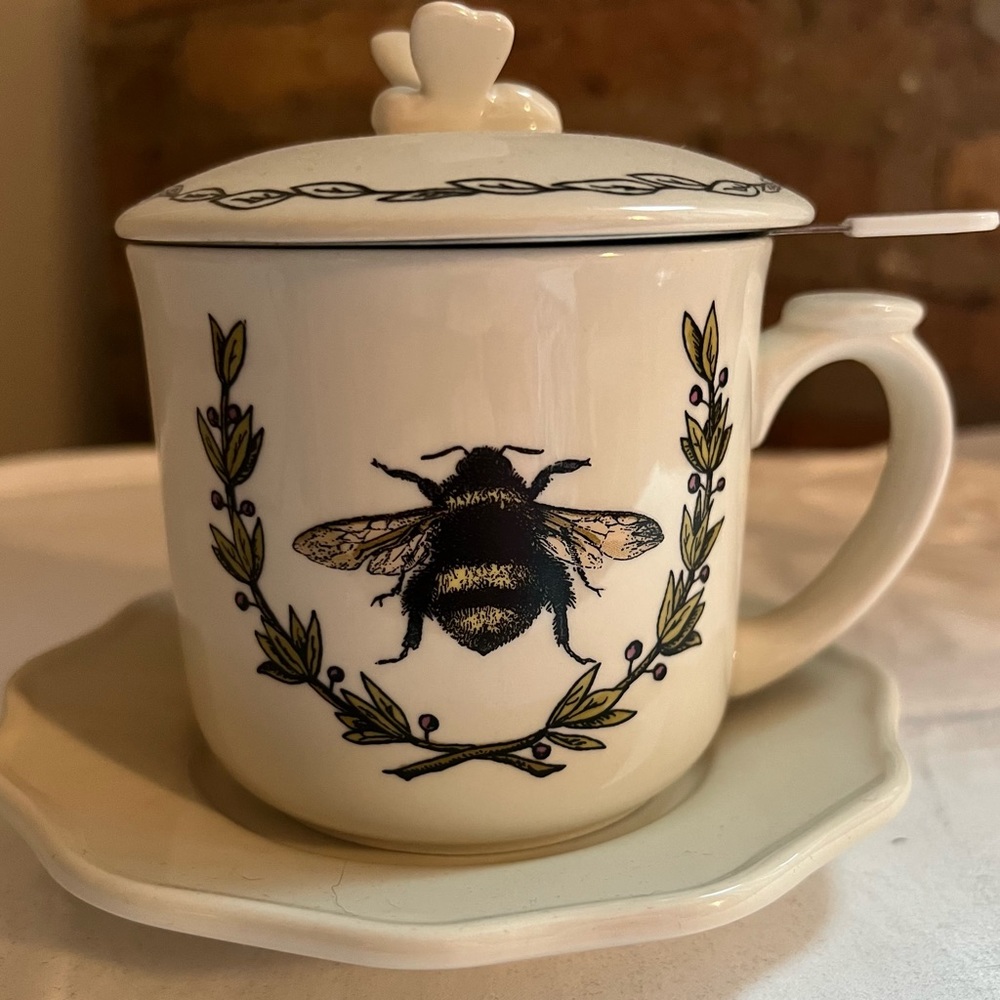 Darling bee teacup, saucer & strainer.